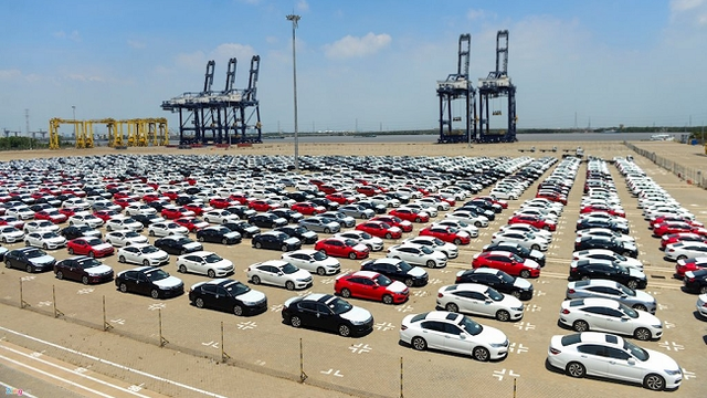Ô tô nhập khẩu ồ ạt về cảng, giá xe có thể giảm thêm