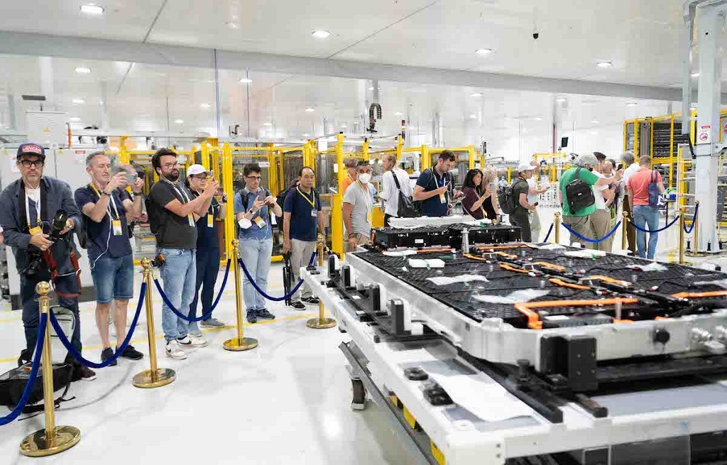 Người dùng châu Âu 'chấm điểm' VF 8 ra sao trong lần lái thử đầu tiên?