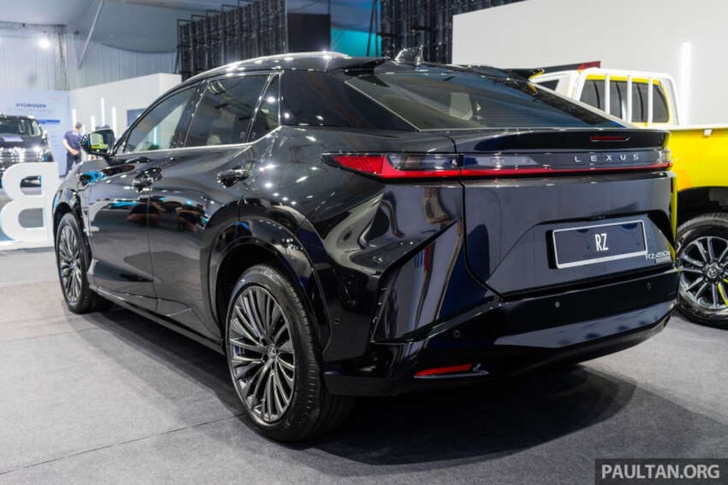 Lexus RZ 450e ra mắt tại Malaysia, giá quy đổi hơn 2 tỷ đồng