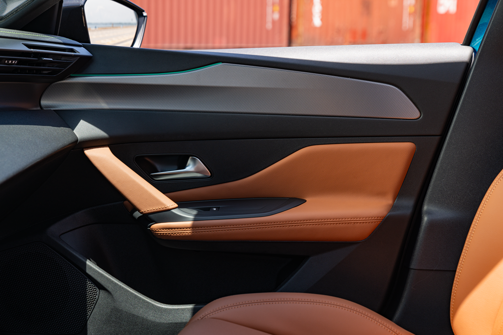 Peugeot 408 Legend Edition ra mắt tại Việt Nam, giá khởi điểm từ 1 tỷ đồng