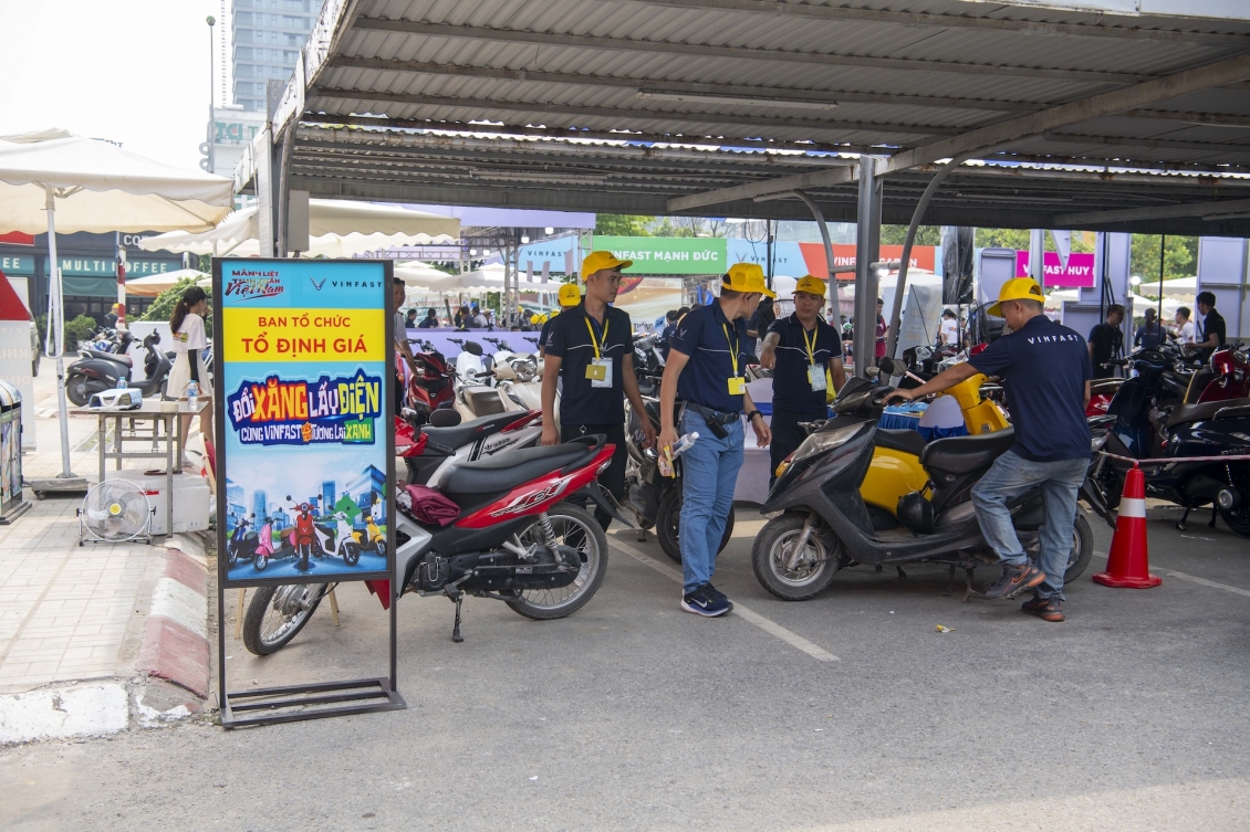 Người dân Hà Nội, TP.HCM, Hưng Yên nô nức đổi xe máy xăng lấy xe máy điện Người dân Hà Nội, TP.HCM, Hưng Yên nô nức đổi xe máy xăng lấy xe máy điện