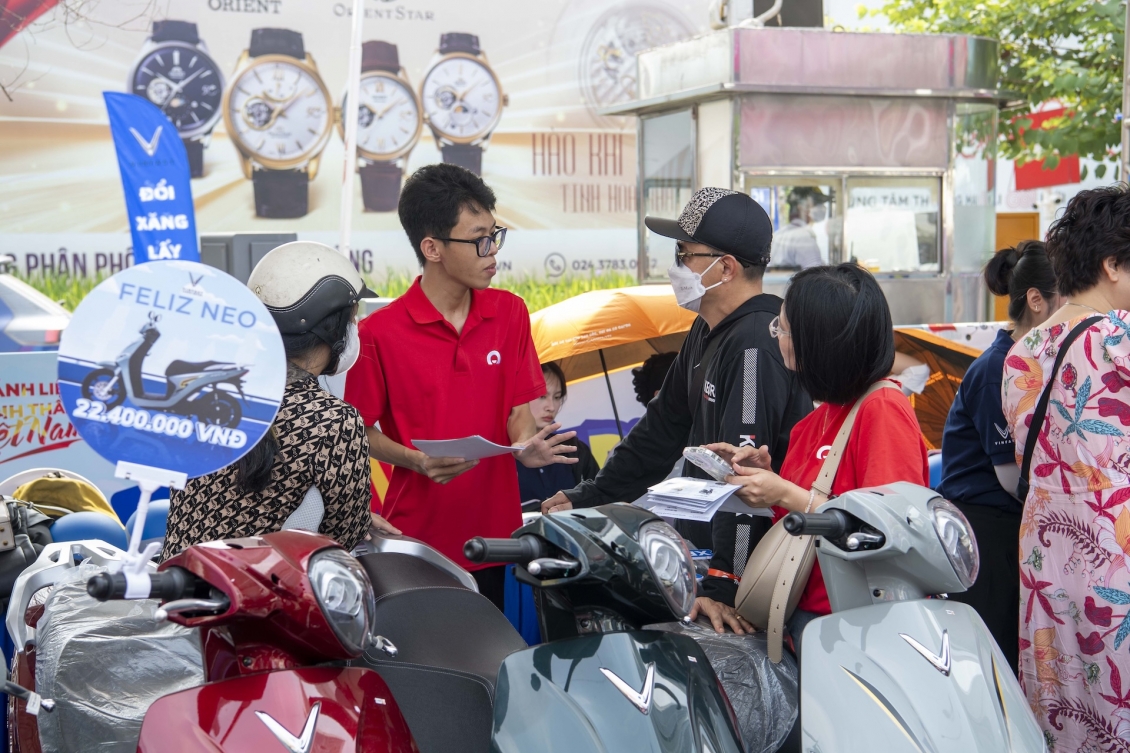 Người dân Hà Nội, TP.HCM, Hưng Yên nô nức đổi xe máy xăng lấy xe máy điện Người dân Hà Nội, TP.HCM, Hưng Yên nô nức đổi xe máy xăng lấy xe máy điện