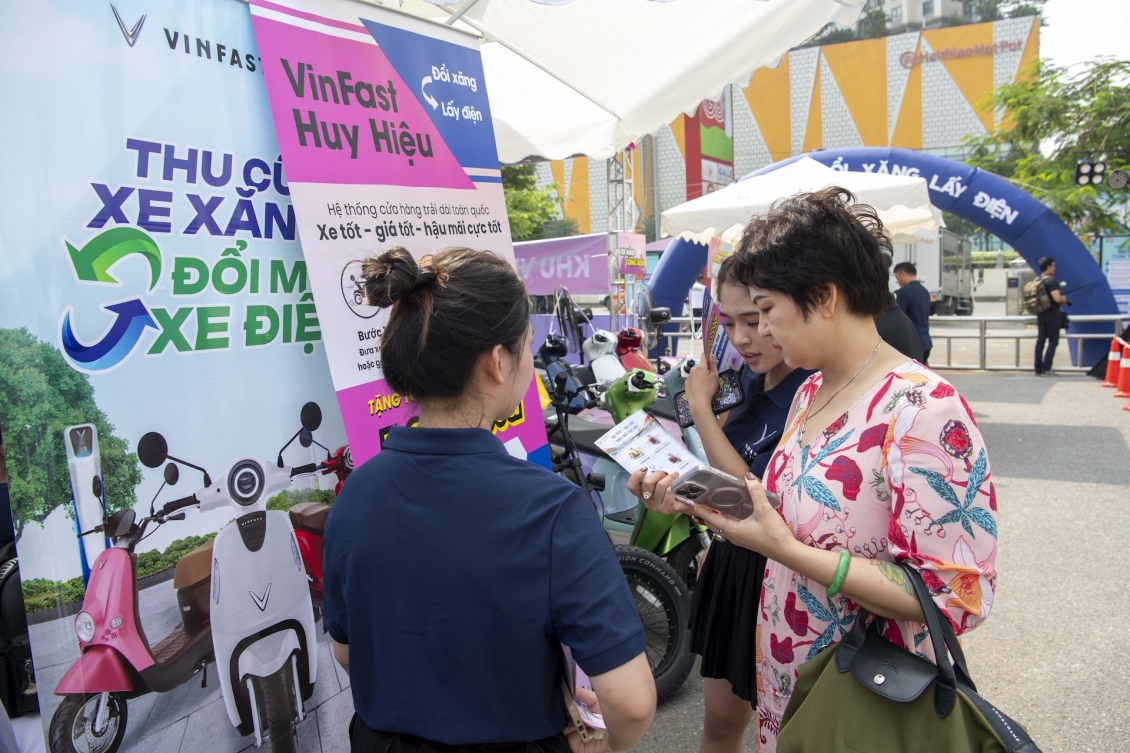Người dân Hà Nội, TP.HCM, Hưng Yên nô nức đổi xe máy xăng lấy xe máy điện Người dân Hà Nội, TP.HCM, Hưng Yên nô nức đổi xe máy xăng lấy xe máy điện