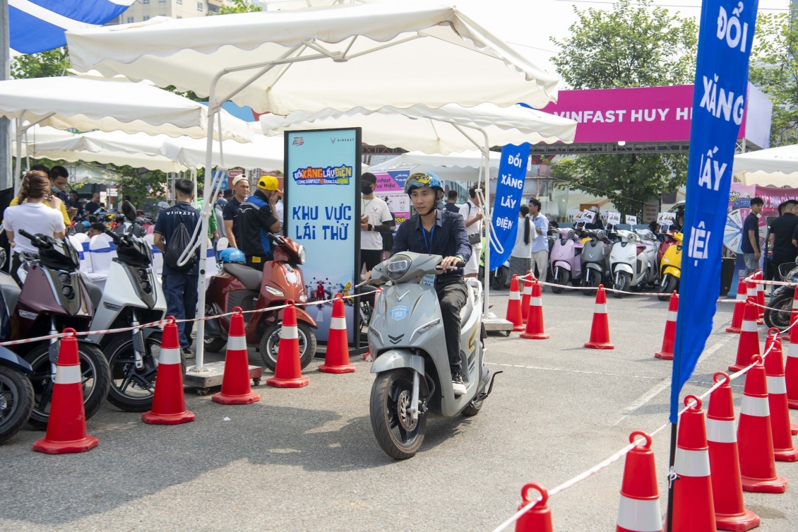 Người dân Hà Nội, TP.HCM, Hưng Yên nô nức đổi xe máy xăng lấy xe máy điện Người dân Hà Nội, TP.HCM, Hưng Yên nô nức đổi xe máy xăng lấy xe máy điện