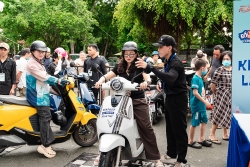 Người dân Hà Nội, TP.HCM, Hưng Yên nô nức đổi xe máy xăng lấy xe máy điện