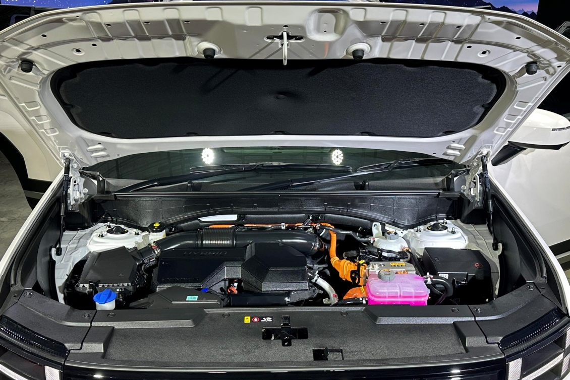 Hyundai Santa Fe có thêm bản Hybrid, giá quy đổi từ 1,4 tỷ đồng