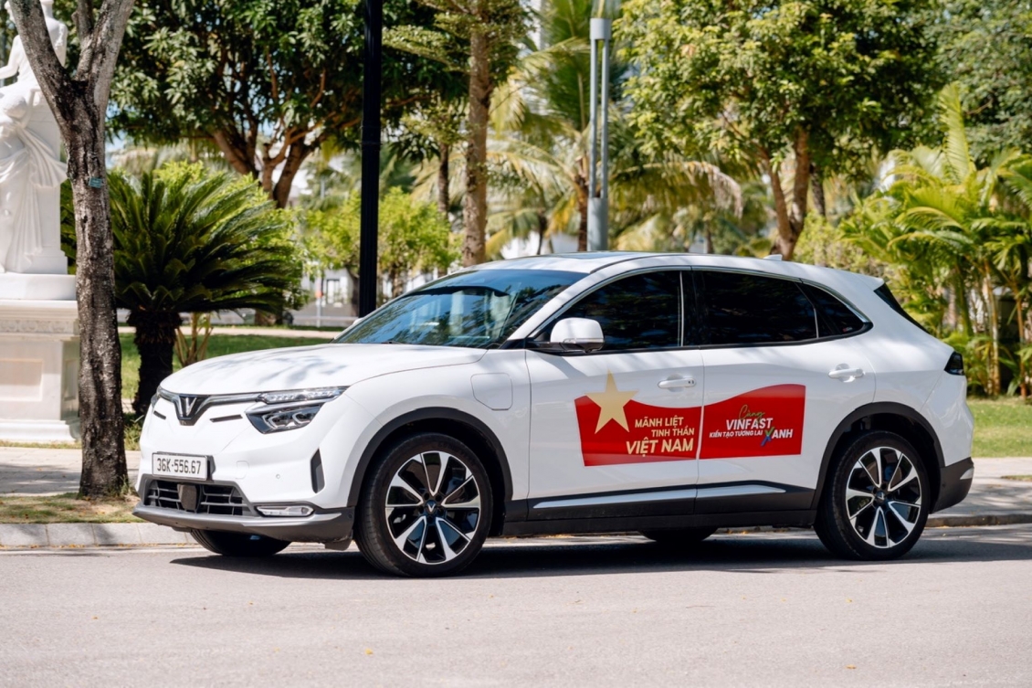 VinFast VF 8 lăn bánh chỉ từ 930 triệu đồng, cơ hội nào cho xe xăng hạng D?