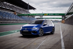 Volkswagen Golf mở bán tại Việt Nam, giá từ 798 triệu đồng