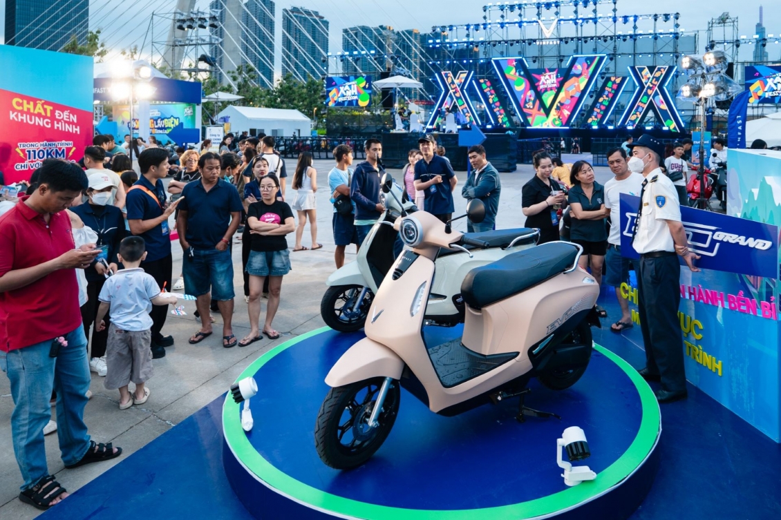 Người dùng hào hứng với xe máy điện VinFast Evo Grand có thêm pin phụ linh hoạt, giá hấp dẫn