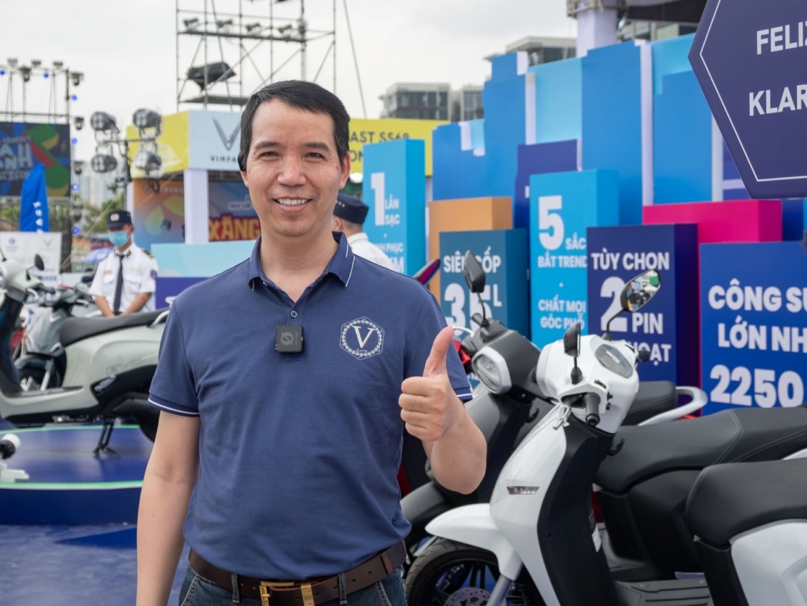 Anh Trần Văn Hậu thích thiết kế yên xe dài của Evo Grand, có thể dễ dàng chở cả gia đình.