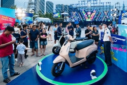 Người dùng hào hứng với xe máy điện VinFast Evo Grand có thêm pin phụ linh hoạt, giá hấp dẫn