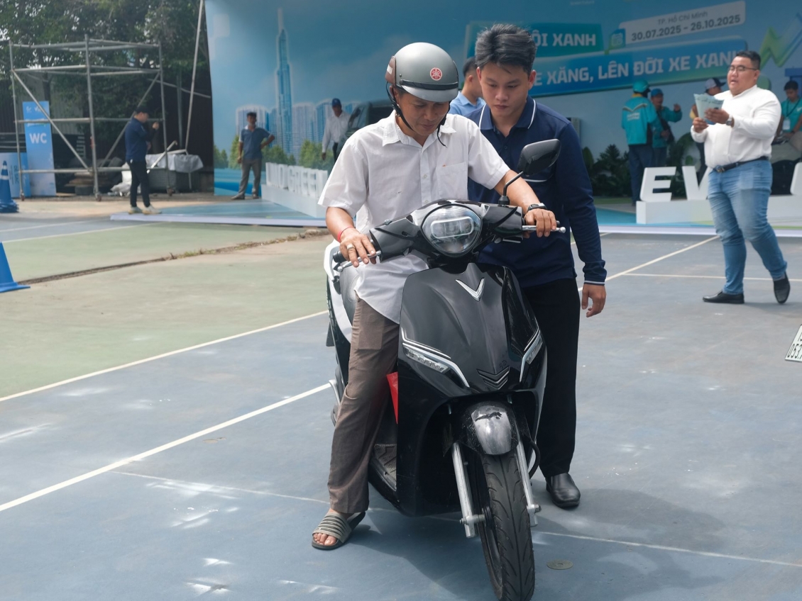 Khách hàng tới sự kiện được tư vấn kĩ về sản phẩm và trực tiếp lái thử xe máy điện VinFast. Khách hàng tới sự kiện được tư vấn kĩ về sản phẩm và trực tiếp lái thử xe máy điện VinFast.