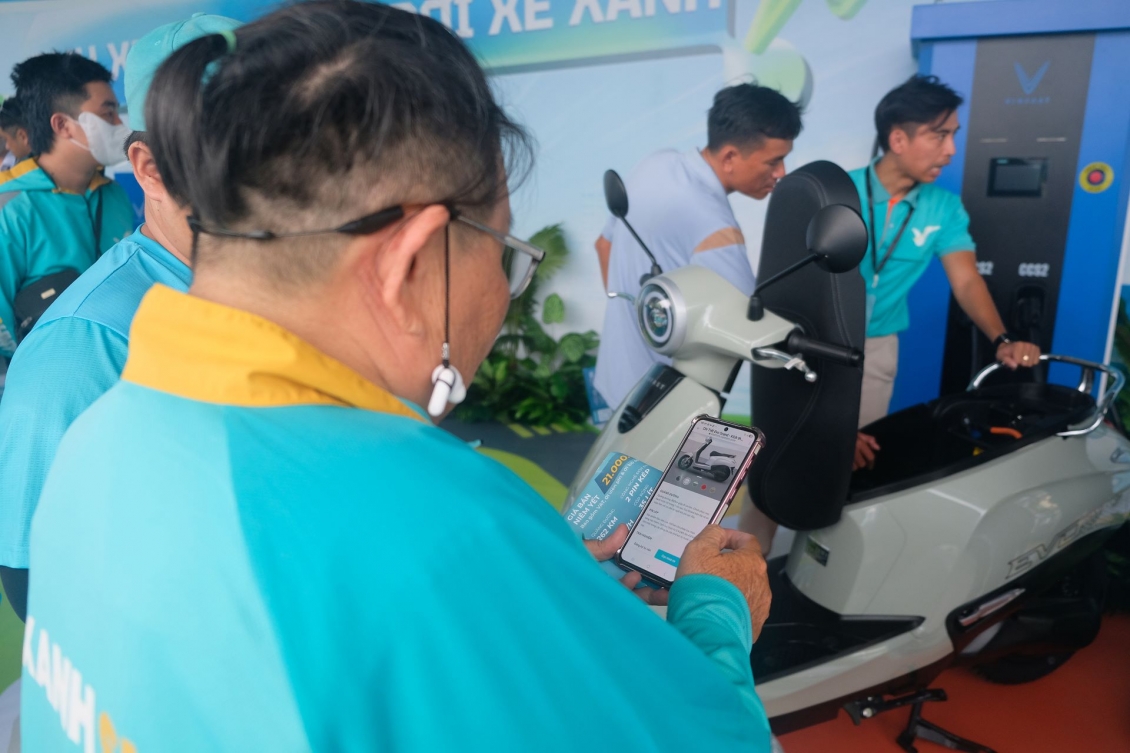 Ông Trần Văn Thành hoàn tất thủ tục đặt cọc xe. Ông Trần Văn Thành hoàn tất thủ tục đặt cọc xe.