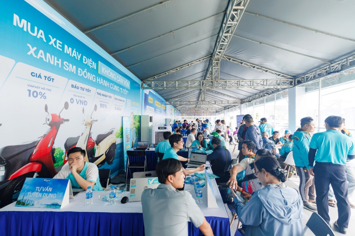 Khu vực tư vấn tài chính cho các tài xế dịch vụ luôn nhộn nhịp suốt cả ngày. Khu vực tư vấn tài chính cho các tài xế dịch vụ luôn nhộn nhịp suốt cả ngày.