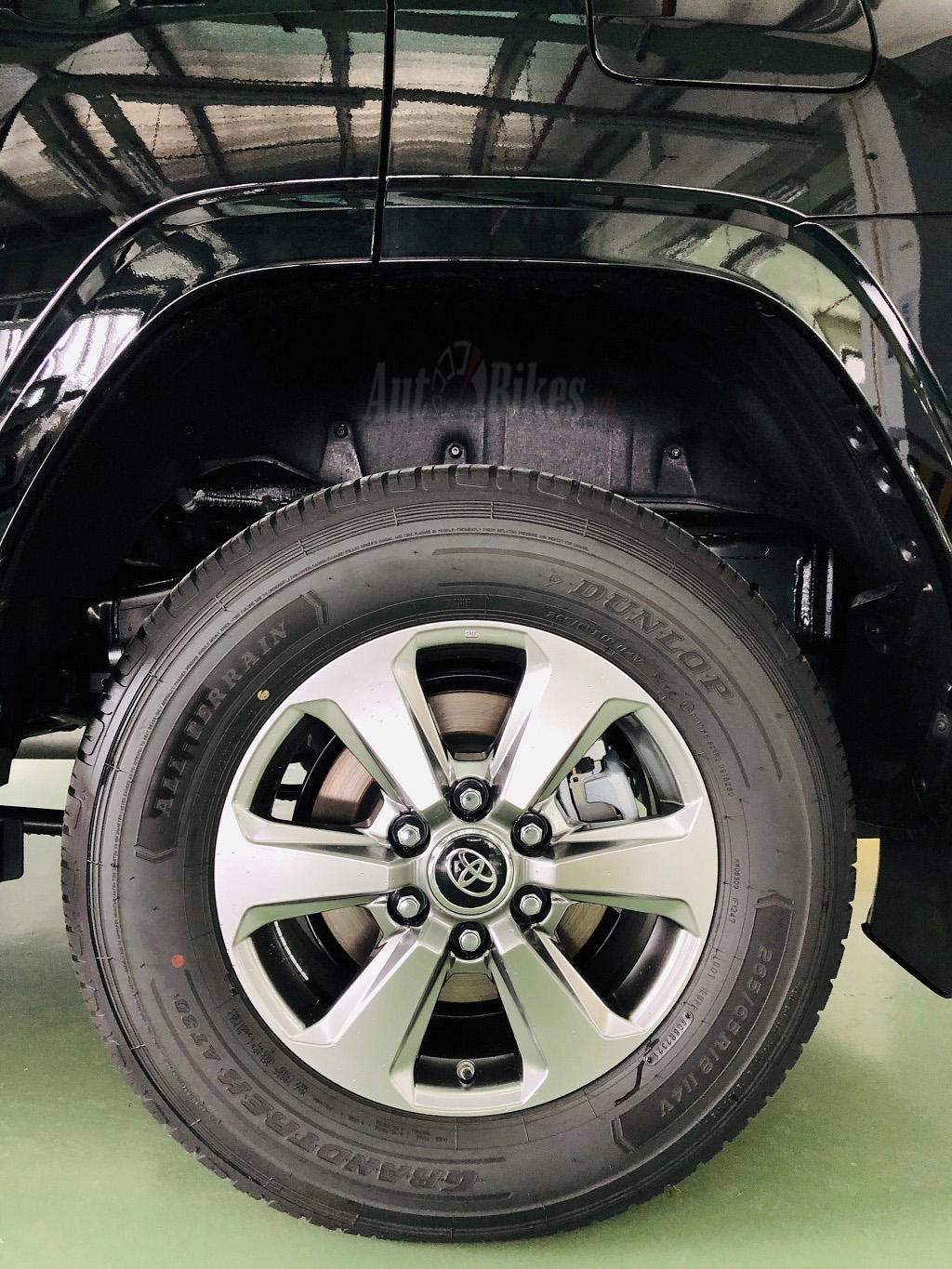 Ảnh thực tế Toyota Land Cruiser 2022 tại đại lý