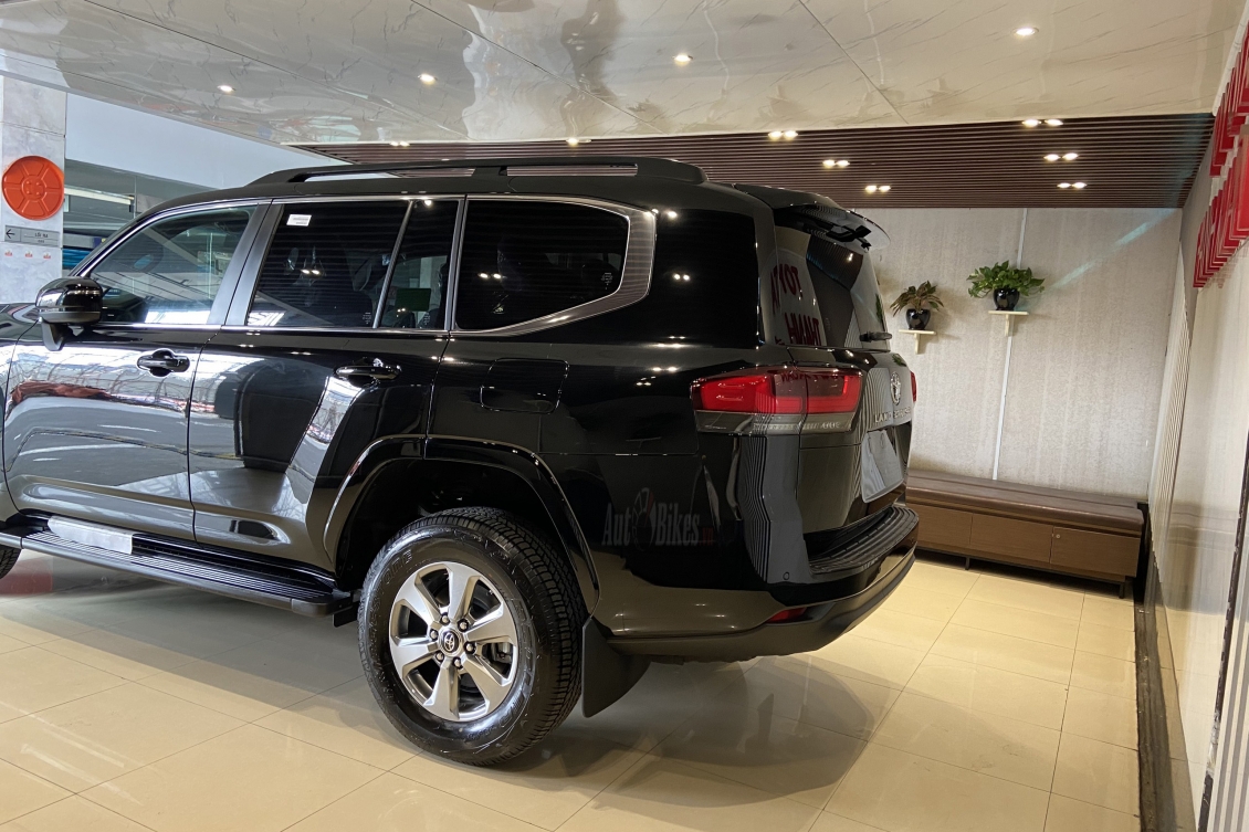 Ảnh thực tế Toyota Land Cruiser 2022 tại đại lý