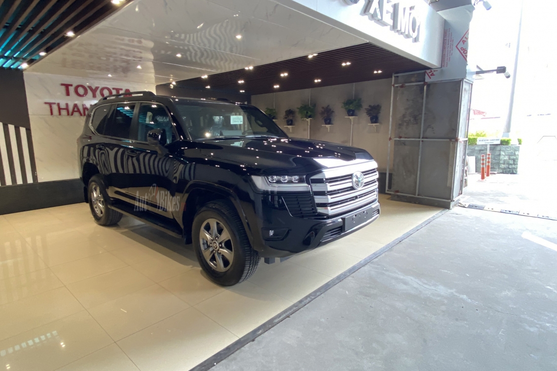 Ảnh thực tế Toyota Land Cruiser 2022 tại đại lý