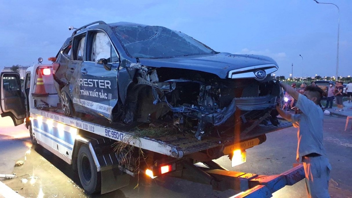 Khách hàng lái thử Subaru Forester mất lái đâm văng cột đèn, xe biến dạng nặng