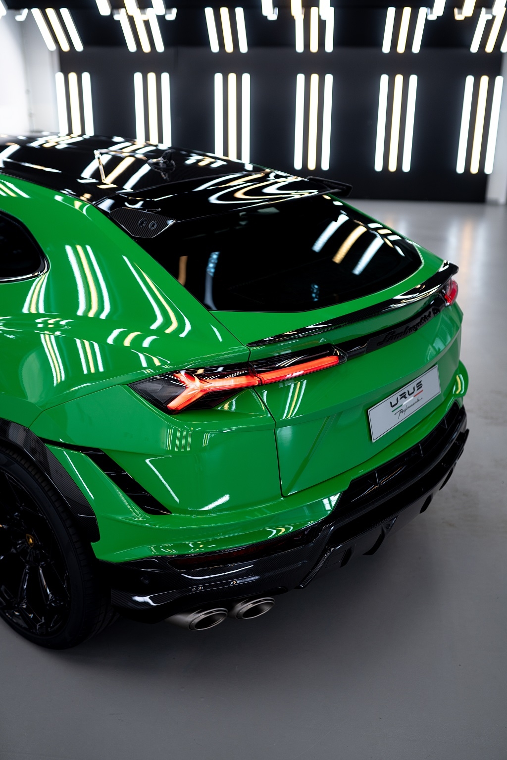 Lamborghini Urus Performante có giá 16,5 tỷ đồng tại Việt Nam