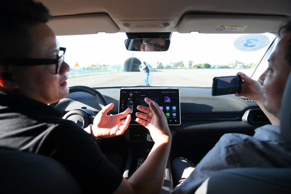 Khoảnh khắc tài xế hoàn toàn không điều khiển nhưng VF 8 với công nghệ hỗ trợ lái xe nâng cao (ADAS) vẫn xử lí an toàn và dừng xe khi bất ngờ gặp chướng ngại vật.