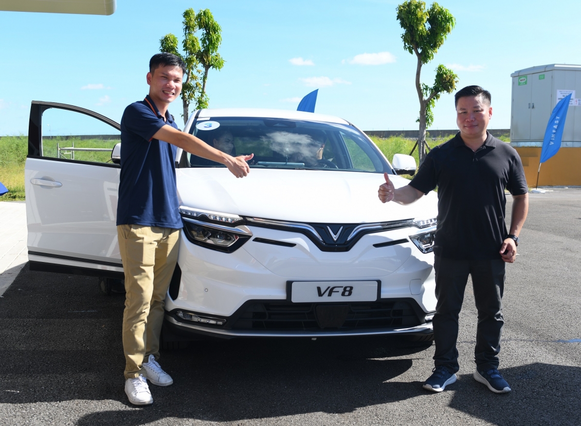 Anh Nguyễn Đăng Tùng (bên trái) - một trong những vị khách hàng tiên phong đặt mua VF 8 bày tỏ cảm giác hạnh phúc khi được tận tay trải nghiệm những chiếc xe điện Made in Vietnam.
