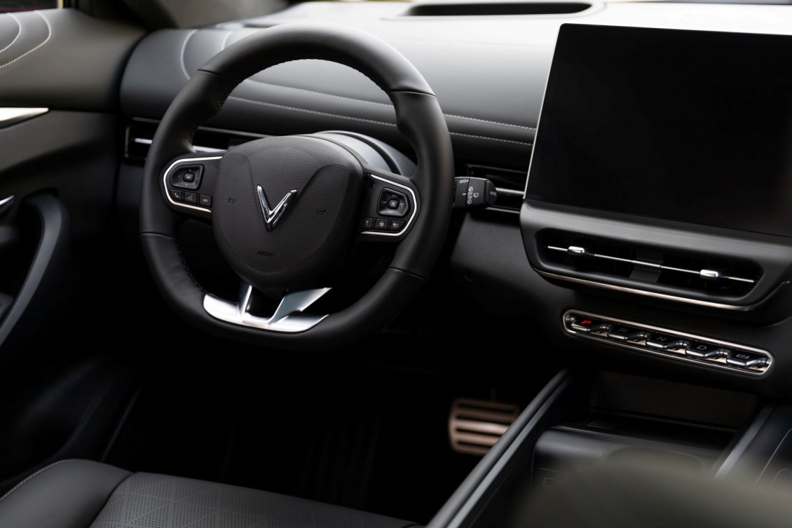 Chủ xe VinFast VF 7: ‘Mua xe tháng này tôi tiết kiệm được cả trăm triệu đồng’