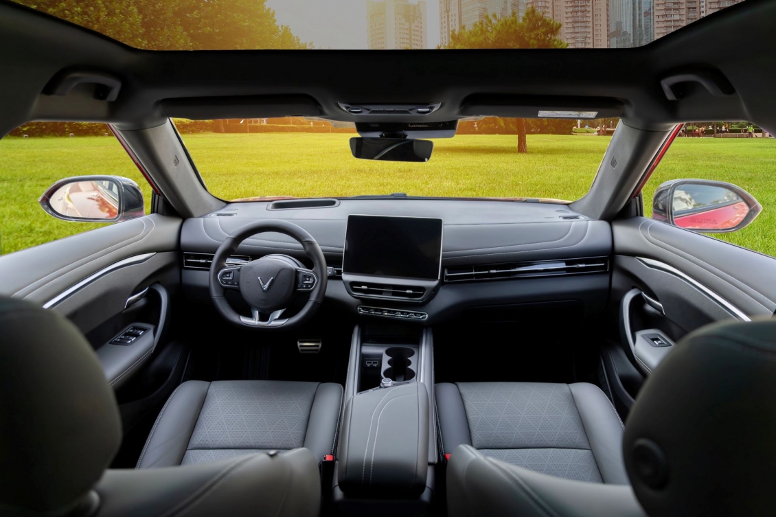 Chủ xe VinFast VF 7: ‘Mua xe tháng này tôi tiết kiệm được cả trăm triệu đồng’