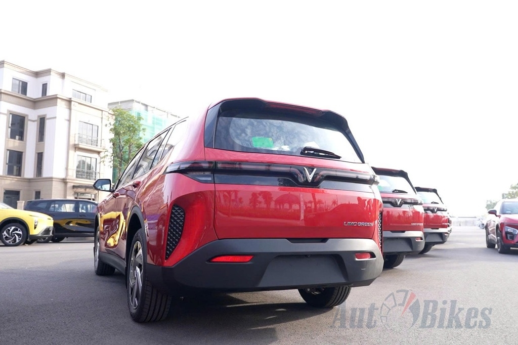 VinFast bàn giao lô xe Limo Green đầu tiên cho khách hàng