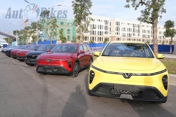 VinFast bàn giao lô xe Limo Green đầu tiên cho khách hàng