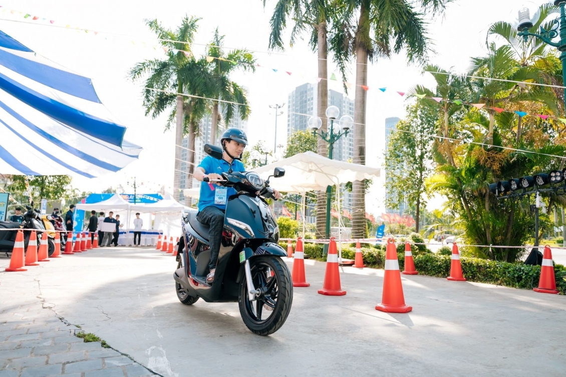 'Đổi xăng lấy điện' sôi động ở 3 miền: Cả nhà rủ nhau lên đời xe điện