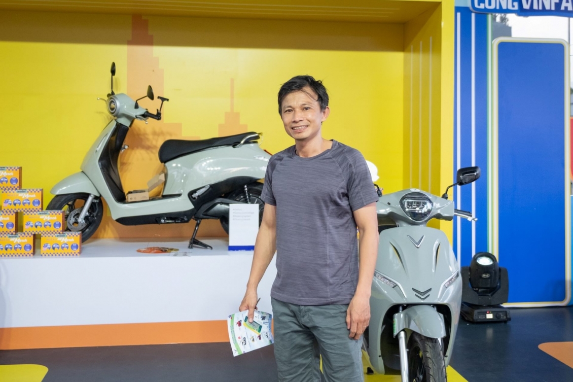 'Đổi xăng lấy điện' sôi động ở 3 miền: Cả nhà rủ nhau lên đời xe điện