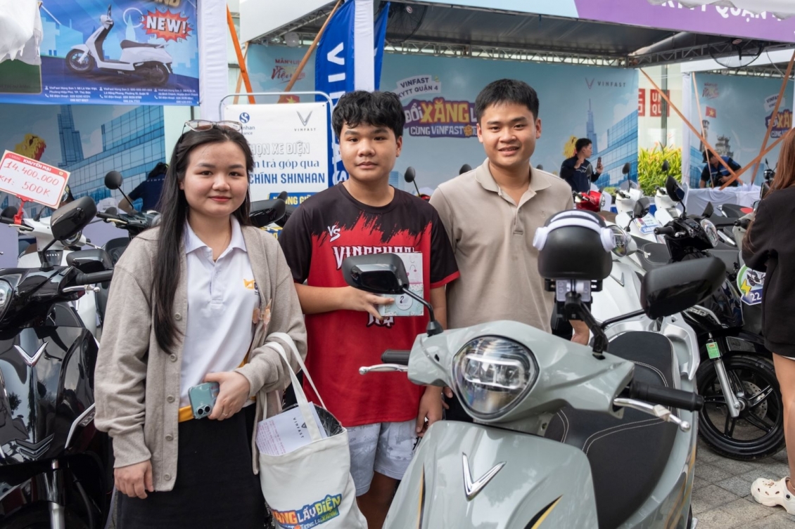 'Đổi xăng lấy điện' sôi động ở 3 miền: Cả nhà rủ nhau lên đời xe điện