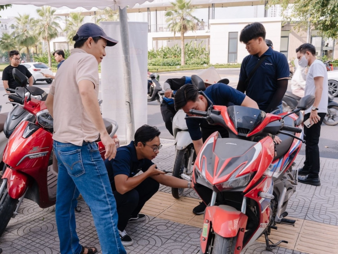 'Đổi xăng lấy điện' sôi động ở 3 miền: Cả nhà rủ nhau lên đời xe điện