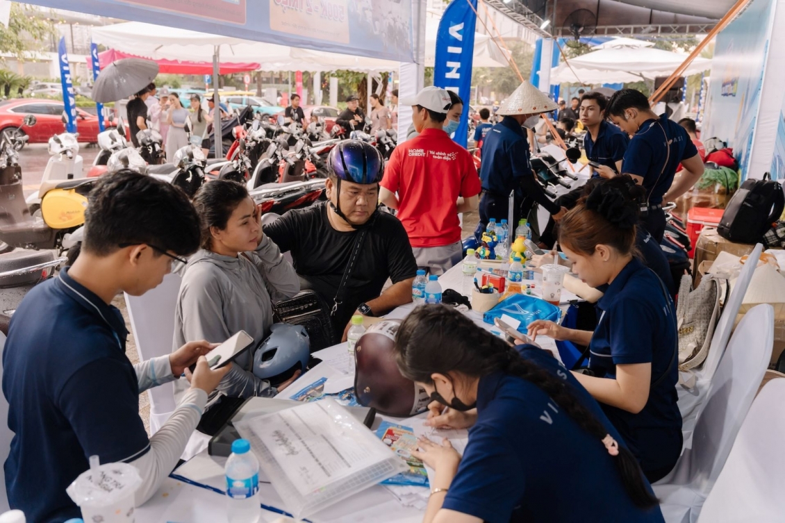 'Đổi xăng lấy điện' sôi động ở 3 miền: Cả nhà rủ nhau lên đời xe điện