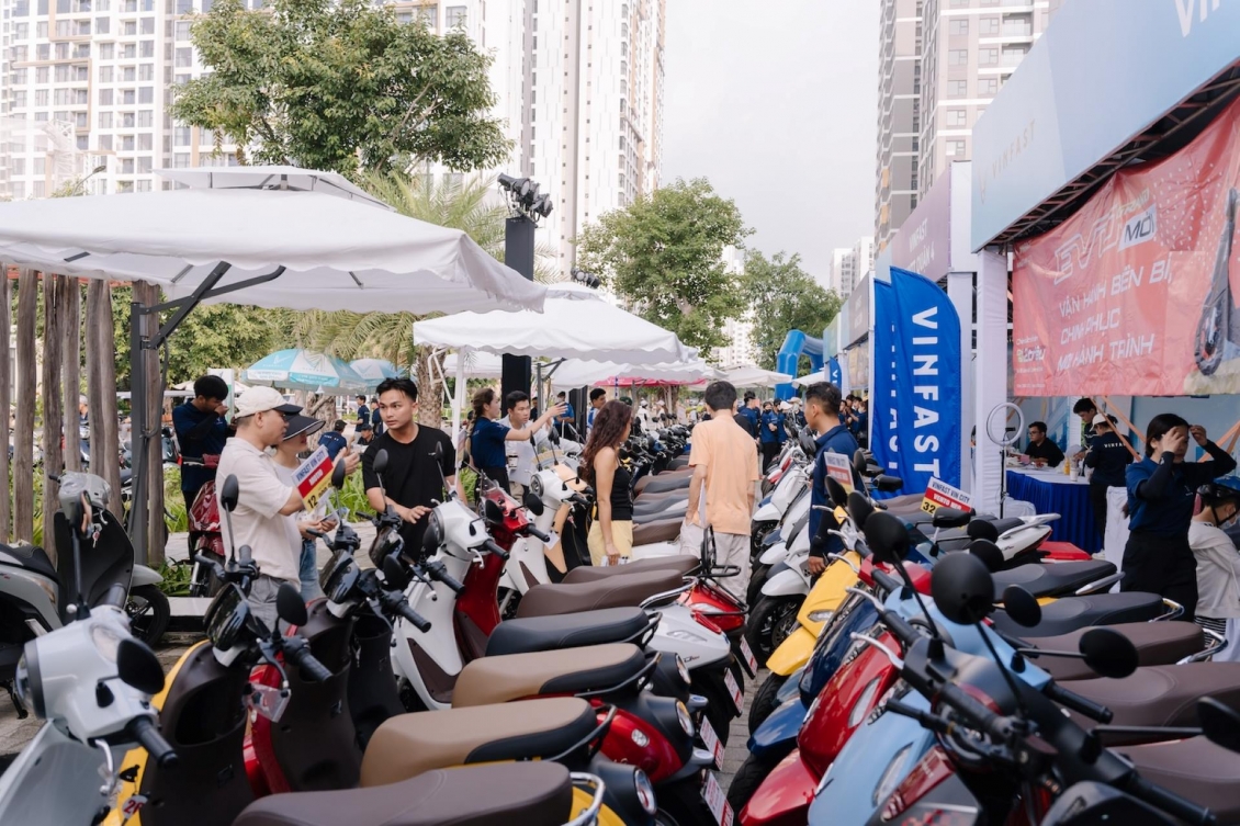 'Đổi xăng lấy điện' sôi động ở 3 miền: Cả nhà rủ nhau lên đời xe điện