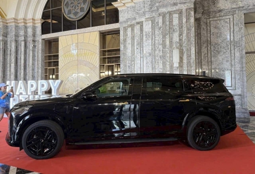 Lộ ảnh thực tế VinFast VF 9 bản trục kéo dài