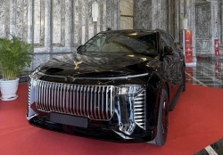 Cận cảnh Vinfast VF9 bản đặc biệt Lạc Hồng, thiết kế khác biệt