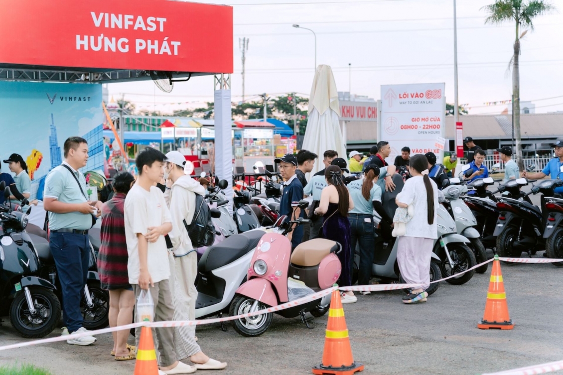 'Đổi xăng lấy điện' gây bão tại TP.HCM, có khách hàng chốt tới 12 xe máy VinFast