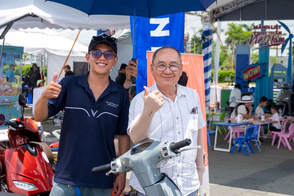 Ông Nguyễn Thanh Văn (bên phải) đặt cọc mua VinFast Evo Grand tại sự kiện “Đổi xăng lấy điện” sáng ngày 9/8. Ông Nguyễn Thanh Văn (bên phải) đặt cọc mua VinFast Evo Grand tại sự kiện “Đổi xăng lấy điện” sáng ngày 9/8.