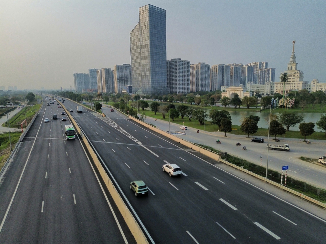 Từ 15/8, thí điểm cấm xe tải đi làn trái trên cao tốc Hà Nội - Hải Phòng Từ 15/8, thí điểm cấm xe tải đi làn trái trên cao tốc Hà Nội - Hải Phòng