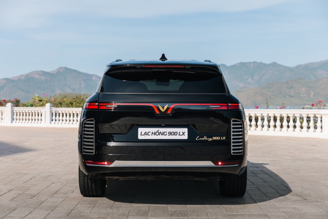 VinFast bàn giao lô xe Lạc Hồng 900 LX đưa đón nguyên thủ quốc tế