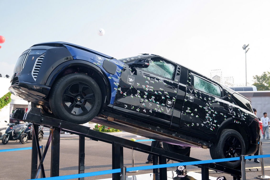 Lạc Hồng 900 LX: Xe điện chống đạn của Việt Nam có gì đặc biệt ?