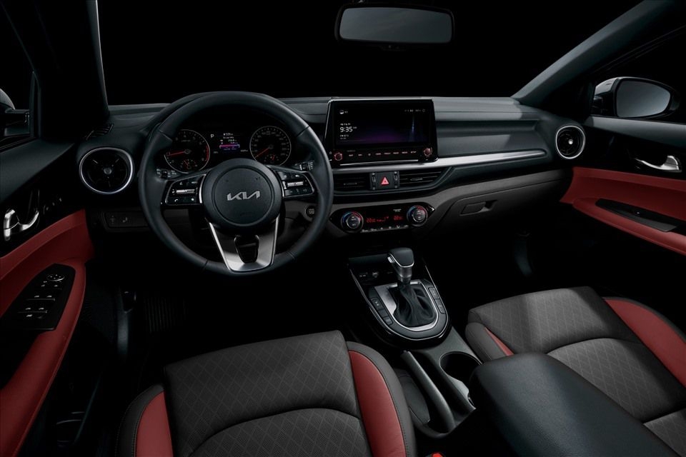 Chọn Kia K3 Premium hay Hyundai Elantra 1.6AT, tầm giá 650 triệu?