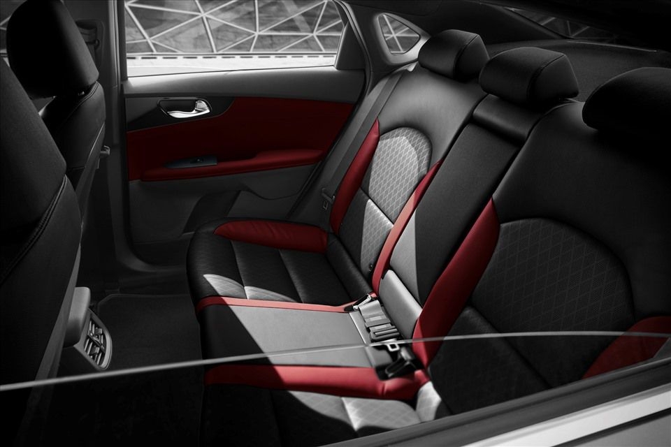 Chọn Kia K3 Premium hay Hyundai Elantra 1.6AT, tầm giá 650 triệu?