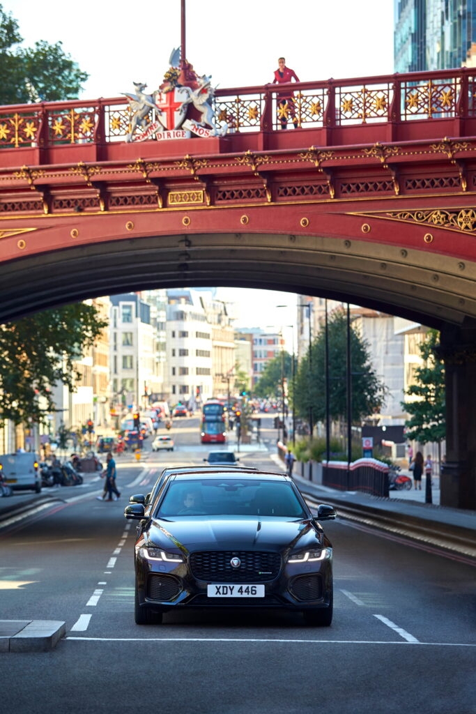 Jaguar XF rượt đuổi ly kỳ khắp trên đường phố London