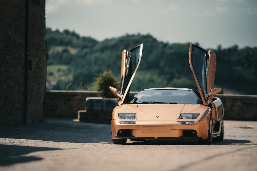 Động cơ V12 của Lamborghini không chỉ là một cỗ máy mạnh mẽ, mà còn là một tác phẩm nghệ thuật với thiết kế tinh tế. Nếu bạn yêu thích đua xe hay đơn giản là đam mê công nghệ, thì lắng nghe âm thanh của động cơ V12 của Lamborghini sẽ là một trải nghiệm đáng nhớ.