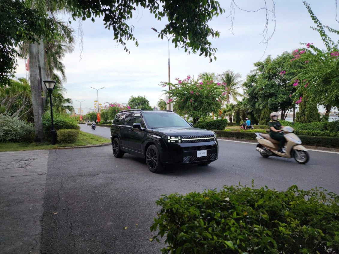 Rộ tin đồn Hyundai Santa Fe 2025 tại Việt Nam sẽ có 3 phiên bản, giá từ 1,189 tỷ đồng Rộ tin đồn Hyundai Santa Fe 2025 tại Việt Nam sẽ có 3 phiên bản, giá từ 1,189 tỷ đồng