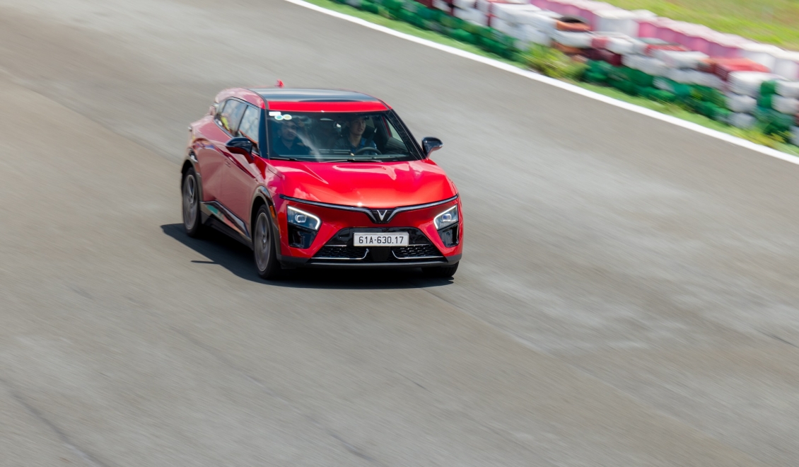 Mua VinFast VF7, nhận thêm quà lớn tương đương 50% lệ phí trước bạ