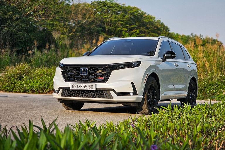 Mẫu xe hybrid nào bán chạy nhất Việt Nam trong năm 2024?