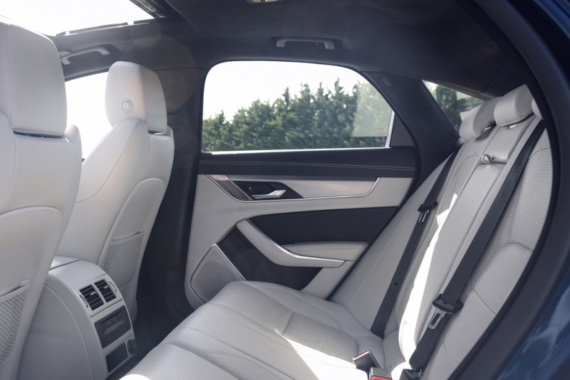 jaguar xf 2021 voi nhieu nang cap dang gia